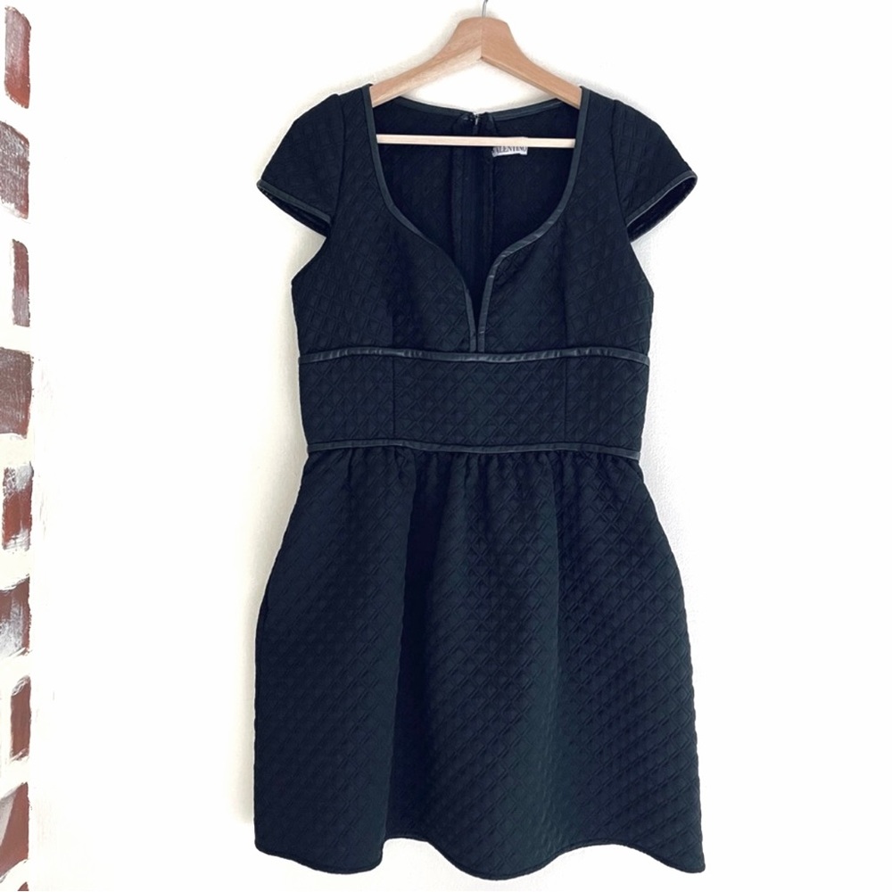Red Valentino Quilted Short-Sleeve Sweetheart Dress, Black Size 46 - Picture 11 of 11